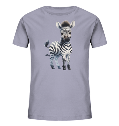 Onlineshop Shirts fuer Kinder - Das Bild zeigt ein hellgraues Kinder-T-Shirt mit einer detailreichen Illustration eines niedlichen Baby-Zebras auf der Vorderseite. Das Zebra steht aufrecht, hat grosse Augen und ein freundliches Gesicht, seine typischen schwarzen und weissen Streifen sind klar erkennbar. Es hat eine kleine, aufrechte Maehne und einen kurzen Schwanz. Die Grafik ist zentral auf dem Shirt platziert und wirkt lebendig.