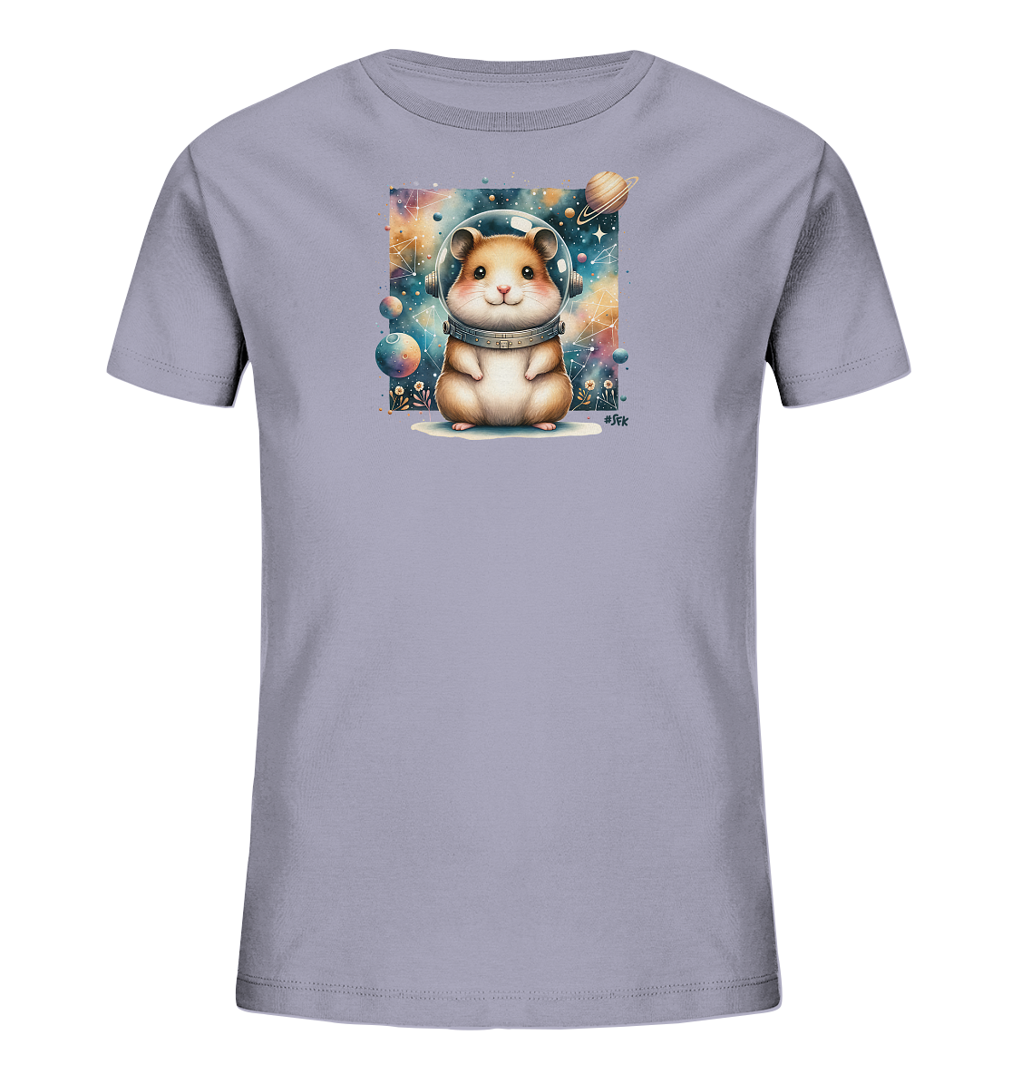 Onlineshop Shirts fuer Kinder - Dieses hellgraue Kinder T-Shirt zeigt eine bezaubernde Illustration eines Hamsters in einem Astronautenhelm. Der Hamster sitzt vor einem farbenpraechtigen Hintergrund, der einen Sternenhimmel mit Planeten und Sternbildern darstellt. Das Design ist detailreich und fantasievoll gestaltet, was es zu einem Blickfang macht. Es verleiht dem Shirt einen verspielten Weltraum-Look.
