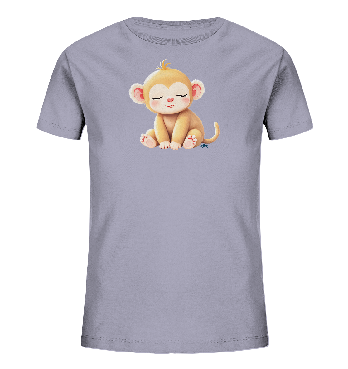 Onlineshop Shirts fuer Kinder - Das Bild zeigt ein hellviolettes Kinder-T-Shirt mit einem niedlichen Tiermotiv auf der Vorderseite. Ein kleines, beigefarbenes Äffchen sitzt friedlich mit geschlossenen Augen und einem sanften Laecheln. Seine Wangen sind leicht geroetet und die Pfoten rosa, was ihm einen charmanten Ausdruck verleiht. Das Design ist schlicht und verspielt, ideal fuer Kinder.