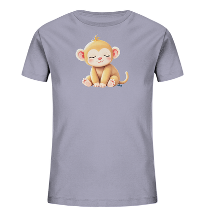 Onlineshop Shirts fuer Kinder - Das Bild zeigt ein hellviolettes Kinder-T-Shirt mit einem niedlichen Tiermotiv auf der Vorderseite. Ein kleines, beigefarbenes Äffchen sitzt friedlich mit geschlossenen Augen und einem sanften Laecheln. Seine Wangen sind leicht geroetet und die Pfoten rosa, was ihm einen charmanten Ausdruck verleiht. Das Design ist schlicht und verspielt, ideal fuer Kinder.