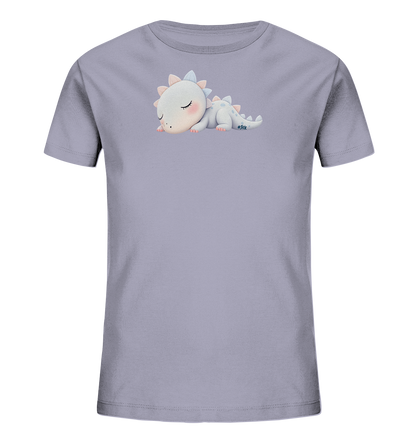 Onlineshop Shirts fuer Kinder - Das Bild zeigt ein helllila Kinder-T-Shirt mit einem niedlichen, schlafenden Baby-Dinosaurier-Motiv. Der kleine Dinosaurier ist hellgrau und hat zarte rosa Wangen sowie kleine, pastellfarbene Stacheln auf dem Ruecken. Er liegt friedlich da, die Augen geschlossen, was ein beruhigendes Bild vermittelt. Das Design ist sanft und ansprechend fuer Kinder.