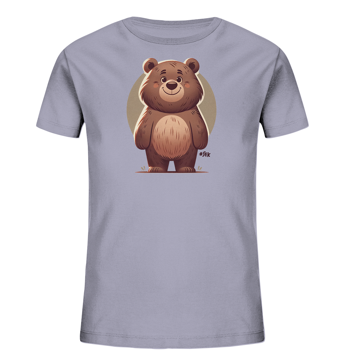 Onlineshop Shirts fuer Kinder - Das Bild zeigt ein hellgraues T-Shirt fuer Kinder mit einem grossen Aufdruck auf der Vorderseite. Im Zentrum des Designs ist ein freundlich laechelnder Cartoon-Baer dargestellt, der aufrecht steht. Der Baer hat braunes Fell und grosse, ausdrucksstarke Augen, umrahmt von einem hellen, kreisfoermigen Hintergrund. Unter ihm sind stilisierte Grashalme angedeutet.