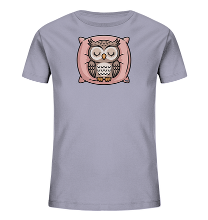 Onlineshop Shirts fuer Kinder - Das Bild zeigt ein hellgraues Kinder-T-Shirt mit einem niedlichen Aufdruck. Darauf ist eine schlafende, cartoonartige Eule zu sehen, die gemuetlich auf einem rosa Kissen liegt. Die Eule hat geschlossene Augen und wirkt sehr friedlich. Dieses Design verleiht dem Shirt eine beruhigende und verspielte Ausstrahlung.