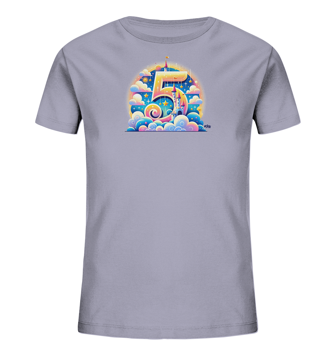 Onlineshop Shirts für Kinder - Das Bild zeigt ein Kinder-T-Shirt in einem hellen Lila-Ton. Auf der Vorderseite ist eine große, bunte Grafik der Zahl Fünf zu sehen. Die Ziffer ist fantasievoll gestaltet und enthält Elemente wie ein Schloss, Wolken, Sterne und einen Regenbogen. Das Design hat einen märchenhaften und festlichen Charakter.