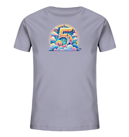 Onlineshop Shirts für Kinder - Das Bild zeigt ein Kinder-T-Shirt in einem hellen Lila-Ton. Auf der Vorderseite ist eine große, bunte Grafik der Zahl Fünf zu sehen. Die Ziffer ist fantasievoll gestaltet und enthält Elemente wie ein Schloss, Wolken, Sterne und einen Regenbogen. Das Design hat einen märchenhaften und festlichen Charakter.
