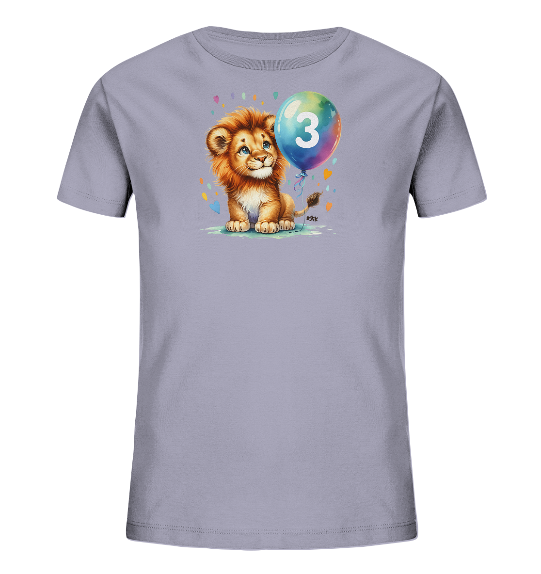 Onlineshop Shirts fuer Kinder - Dieses T-Shirt zeigt ein liebenswertes Motiv eines kleinen Loewen auf hellgrauem Hintergrund. Der Loewe sitzt und haelt einen schwebenden Ballon mit der Zahl 3 darauf, der in bunten Farben gestaltet ist. Kleine bunte Herzen und Konfetti umrahmen das Bild, was ihm eine froehliche und verspielte Note verleiht.