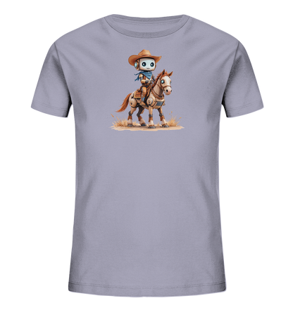 Onlineshop Shirts für Kinder - Dieses Bild zeigt ein kurzärmeliges Kinder-T-Shirt in einem hellen, leicht lilafarbenen Farbton. Auf der Vorderseite ist eine detaillierte Grafik abgebildet, die einen Roboter in Cowboy-Kleidung zeigt, der auf einem Pferd reitet. Der Roboter trägt einen Cowboyhut, ein blaues Halstuch und eine braune Weste, während das Pferd in Bewegung dargestellt ist. Das Motiv ist im Comic-Stil gehalten und mit Elementen einer trockenen Landschaft wie Sand und Gras umrahmt.