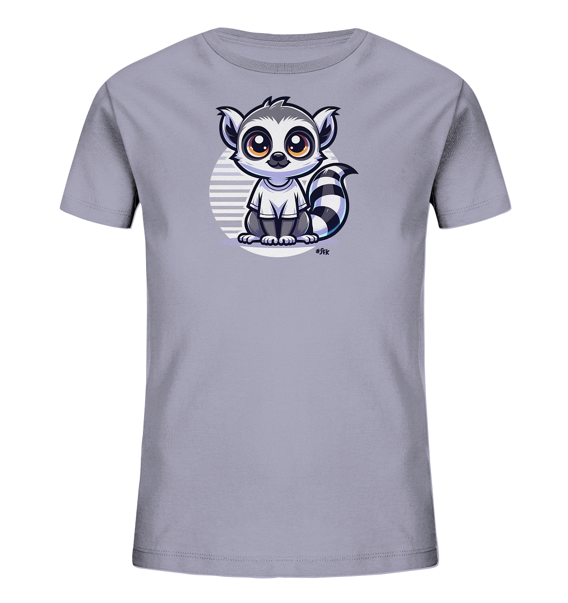 Onlineshop Shirts fuer Kinder - Das Bild zeigt ein hellgraues T-Shirt fuer Kinder. Auf der Vorderseite ist eine suesse, cartoonhafte Illustration eines Lemurs zu sehen. Der Lemur sitzt und hat grosse, runde Augen sowie einen markanten Ringelschwanz. Im Hintergrund befindet sich ein heller Kreis mit horizontalen Linien.