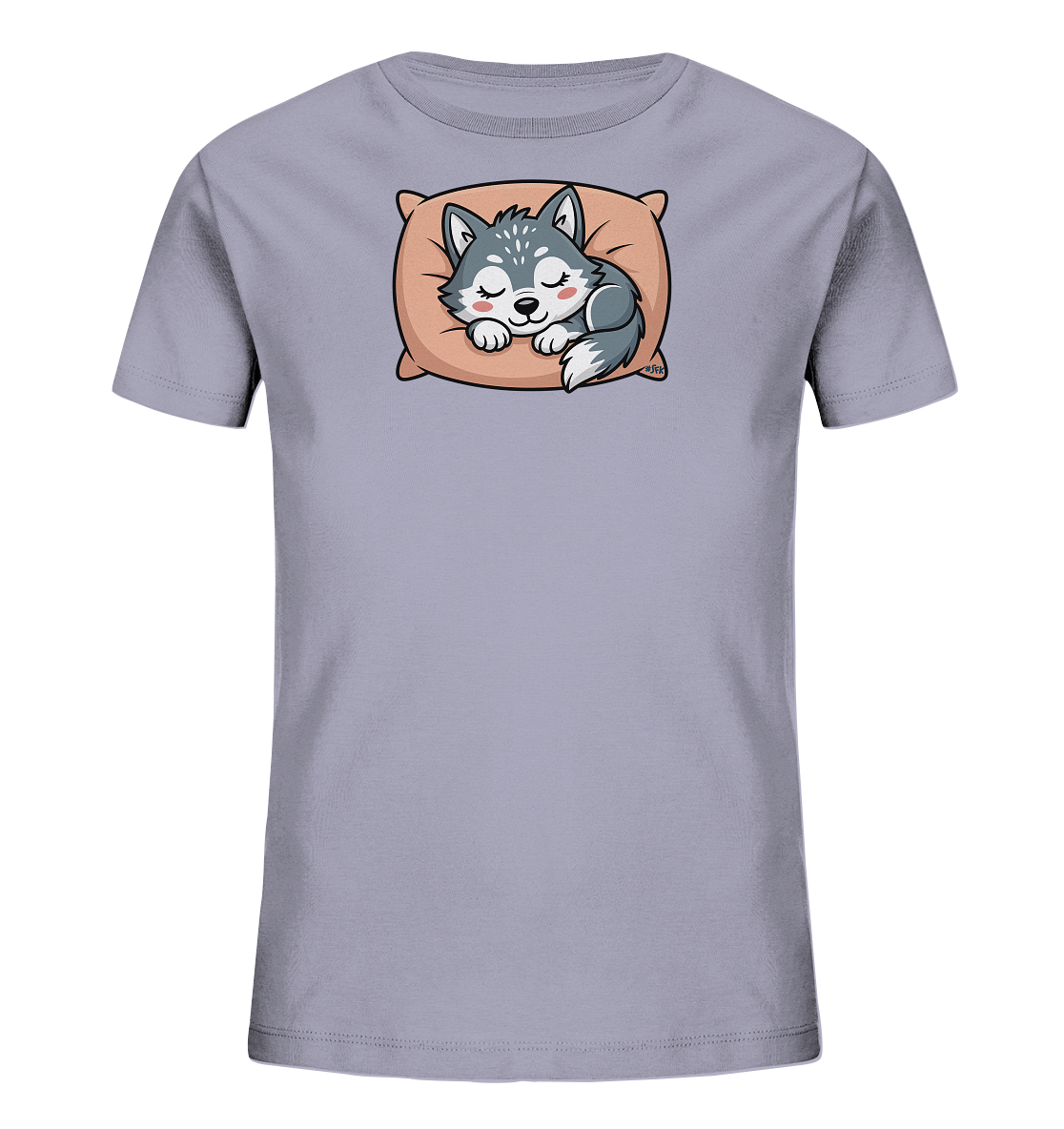 Onlineshop Shirts fuer Kinder - Das Bild zeigt ein helles lila Kinder-T-Shirt mit einem charmanten Motiv eines schlafenden Wolfswelpen auf der Vorderseite. Der kleine Welpe liegt friedlich auf einem beigefarbenen Kissen und hat die Augen geschlossen, was ein beruhigendes Bild abgibt. Das Design wirkt sehr niedlich und ansprechend fuer Kinder.