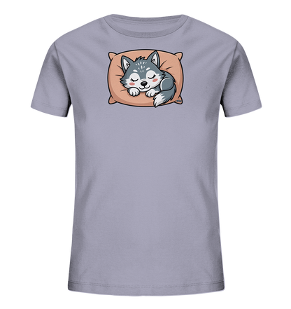 Onlineshop Shirts fuer Kinder - Das Bild zeigt ein helles lila Kinder-T-Shirt mit einem charmanten Motiv eines schlafenden Wolfswelpen auf der Vorderseite. Der kleine Welpe liegt friedlich auf einem beigefarbenen Kissen und hat die Augen geschlossen, was ein beruhigendes Bild abgibt. Das Design wirkt sehr niedlich und ansprechend fuer Kinder.