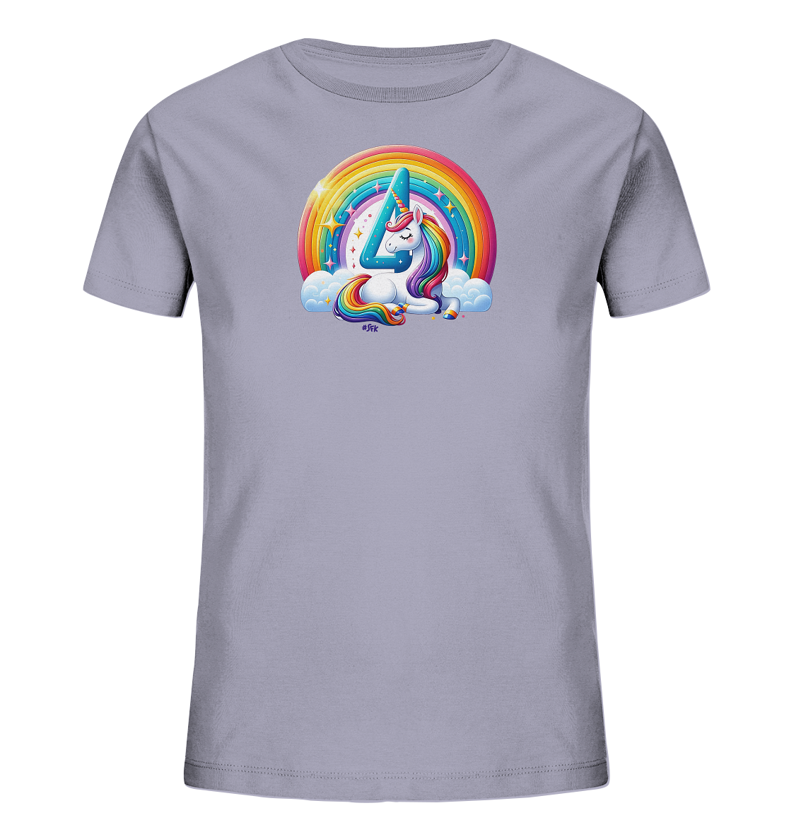 Onlineshop Shirts fuer Kinder - Das Bild zeigt ein hellgraues T-Shirt mit einem zentralen, farbenfrohen Motiv. Im Design liegt ein Einhorn mit Regenbogenmaehne auf Wolken, integriert mit der grossen Zahl '4'. Ein Regenbogen mit Glitzern umrahmt die Szene ueber den Wolken. Die Grafik wirkt fantasievoll und ist ansprechend gestaltet.