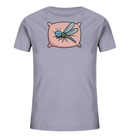 Onlineshop Shirts fuer Kinder - Das Bild zeigt ein hellgraues Kinder-T-Shirt mit einem niedlichen Frontmotiv. Darauf ist eine blau-gruene Libelle zu sehen, die entspannt auf einem rosa Kissen ruht. Die Libelle hat geschlossene Augen und wirkt sehr friedlich. Dieses verspielte Design schafft eine beruhigende Stimmung.