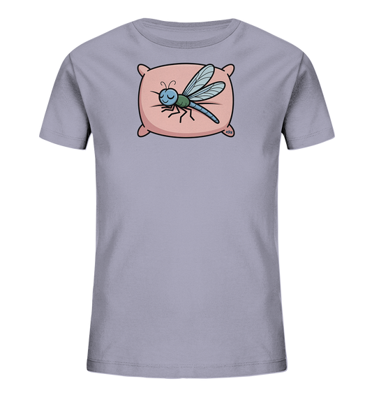 Onlineshop Shirts fuer Kinder - Das Bild zeigt ein hellgraues Kinder-T-Shirt mit einem niedlichen Frontmotiv. Darauf ist eine blau-gruene Libelle zu sehen, die entspannt auf einem rosa Kissen ruht. Die Libelle hat geschlossene Augen und wirkt sehr friedlich. Dieses verspielte Design schafft eine beruhigende Stimmung.