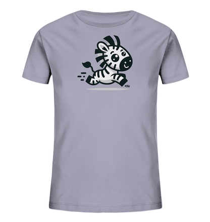 Onlineshop Shirts fuer Kinder - Das Bild zeigt ein hellgraues T-Shirt fuer Kinder. Auf der Vorderseite ist ein niedliches, cartoonhaftes Zebra abgebildet, das rennt. Das Zebra hat ein froehliches Gesicht und ist in Schwarz-Weiss-Streifen gestaltet, mit kleinen Linien, die Bewegung andeuten. Das Design wirkt verspielt und dynamisch.