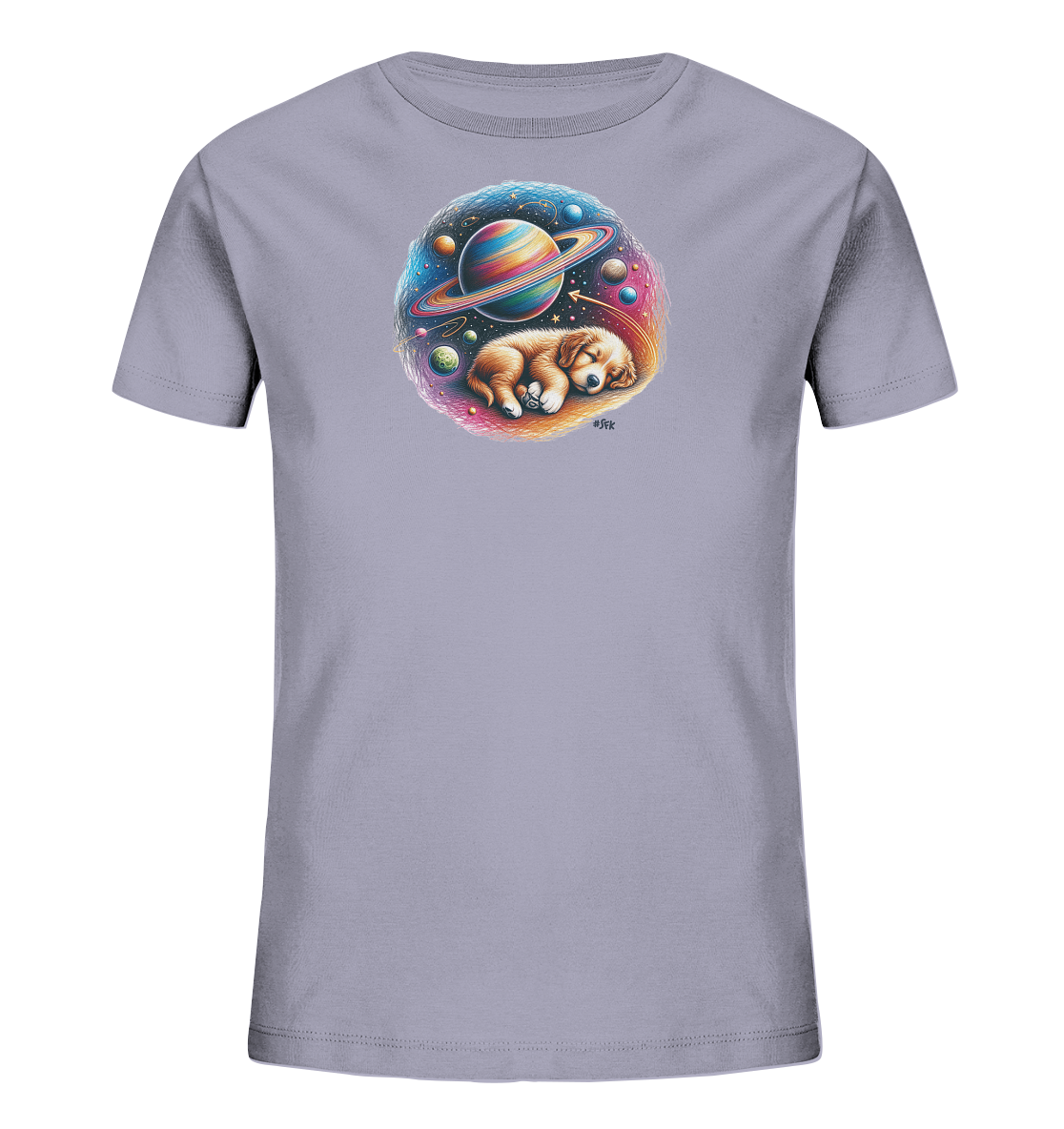 Onlineshop Shirts fuer Kinder - Das Bild zeigt ein hell-lilafarbenes T-Shirt fuer Kinder. Auf der Vorderseite befindet sich ein farbenfrohes, rundes Motiv. Es zeigt einen friedlich schlafenden Welpen, umgeben von Planeten und Sternen in einem leuchtenden Weltraumhintergrund. Das detailreiche Design wirkt vertraeumt.