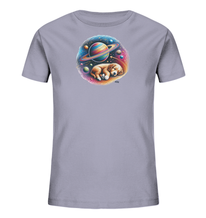 Onlineshop Shirts fuer Kinder - Das Bild zeigt ein hell-lilafarbenes T-Shirt fuer Kinder. Auf der Vorderseite befindet sich ein farbenfrohes, rundes Motiv. Es zeigt einen friedlich schlafenden Welpen, umgeben von Planeten und Sternen in einem leuchtenden Weltraumhintergrund. Das detailreiche Design wirkt vertraeumt.