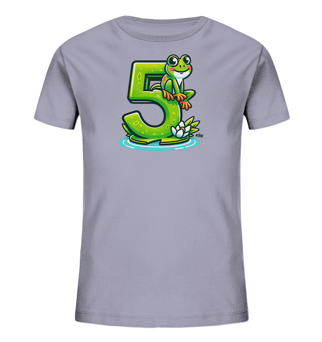 Onlineshop Shirts für Kinder - Das Bild zeigt ein hellgraues T-Shirt für Kinder, auf dem eine grafische Illustration einer großen, grünen Zahl '5' abgebildet ist. Ein freundlicher Cartoon-Frosch sitzt auf der Spitze der '5', die zusammen mit einem Seerosenblatt in blauem Wasser schwimmt. Neben dem Seerosenblatt befindet sich eine weiße Seerose. Das Design ist farbenfroh und kindgerecht gestaltet.
