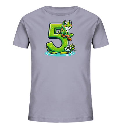 Onlineshop Shirts für Kinder - Das Bild zeigt ein hellgraues T-Shirt für Kinder, auf dem eine grafische Illustration einer großen, grünen Zahl '5' abgebildet ist. Ein freundlicher Cartoon-Frosch sitzt auf der Spitze der '5', die zusammen mit einem Seerosenblatt in blauem Wasser schwimmt. Neben dem Seerosenblatt befindet sich eine weiße Seerose. Das Design ist farbenfroh und kindgerecht gestaltet.