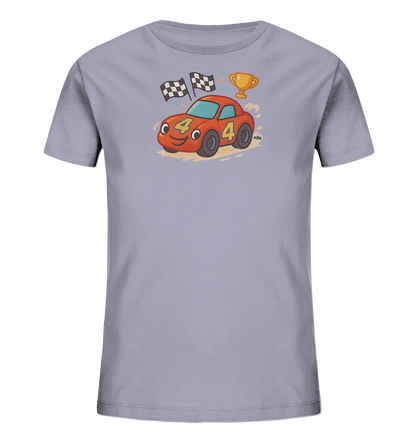 Onlineshop Shirts fuer Kinder - Das Bild zeigt ein Kinder T-Shirt in einem hellen Grauton. Auf der Vorderseite ist ein lustiges, rotes Rennauto im Cartoon-Stil abgebildet, das die Nummer 4 traegt. Das Auto wird von Zielflaggen, einem goldenen Pokal und kleinen Konfetti-aehnlichen Elementen umrahmt. Das Design wirkt dynamisch und feiert den Sieg oder die Teilnahme an einem Rennen.