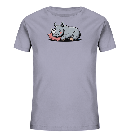 Onlineshop Shirts fuer Kinder - Das Bild zeigt ein hellgraues Kinder-T-Shirt mit einem niedlichen Print. Darauf ist ein cartoonartiges Nashorn abgebildet, das friedlich auf einem rosafarbenen Kissen schlaeft. Das Nashorn hat geschlossene Augen und geroetete Wangen, was einen ruhigen und verspielten Ausdruck vermittelt. Das Design ist zentral auf der Brust des Shirts platziert.