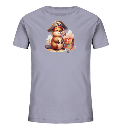 Onlineshop Shirts fuer Kinder - Dieses hellviolette Kinder-T-Shirt praesentiert ein niedliches Motiv eines Bibers als Pirat. Der Biber ist mit einem Piratenhut und einem roten Bandana ausgestattet und sitzt neben einer geoeffneten Schatztruhe voller bunter Schaetze. Die Szene ist auf einem sandigen Untergrund dargestellt und von stilisierten Pflanzen umgeben. Das Design wirkt froehlich und abenteuerlich.