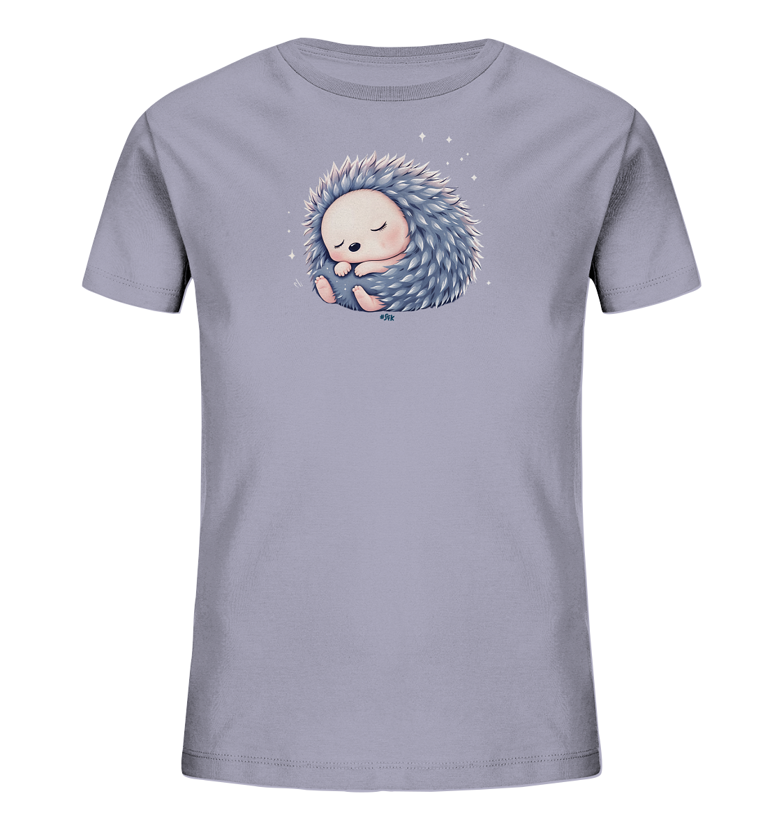 Onlineshop Shirts fuer Kinder - Das Bild zeigt ein helllila Kinder-T-Shirt, auf dem ein niedlicher, schlafender Igel abgebildet ist. Der Igel ist zu einer Kugel eingerollt, seine Augen sind geschlossen, und seine Stacheln erscheinen in einem sanften Blaugrau. Um das Motiv herum sind kleine, glitzernde Sterne zu sehen, die eine vertraeumte Atmosphaere schaffen. Das Design wirkt friedlich und kindgerecht.