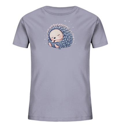 Onlineshop Shirts fuer Kinder - Das Bild zeigt ein helllila Kinder-T-Shirt, auf dem ein niedlicher, schlafender Igel abgebildet ist. Der Igel ist zu einer Kugel eingerollt, seine Augen sind geschlossen, und seine Stacheln erscheinen in einem sanften Blaugrau. Um das Motiv herum sind kleine, glitzernde Sterne zu sehen, die eine vertraeumte Atmosphaere schaffen. Das Design wirkt friedlich und kindgerecht.