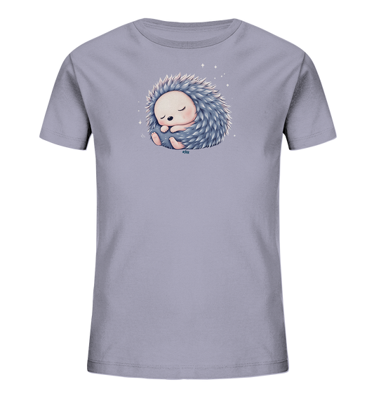 Onlineshop Shirts fuer Kinder - Das Bild zeigt ein helllila Kinder-T-Shirt, auf dem ein niedlicher, schlafender Igel abgebildet ist. Der Igel ist zu einer Kugel eingerollt, seine Augen sind geschlossen, und seine Stacheln erscheinen in einem sanften Blaugrau. Um das Motiv herum sind kleine, glitzernde Sterne zu sehen, die eine vertraeumte Atmosphaere schaffen. Das Design wirkt friedlich und kindgerecht.