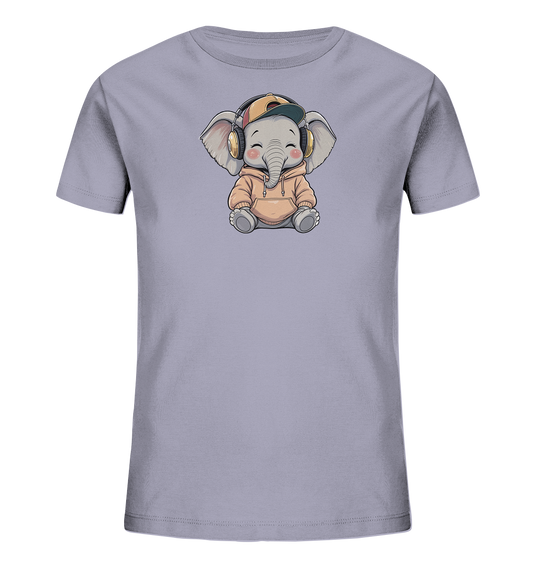 Onlineshop Shirts fuer Kinder - Das Bild zeigt ein hellgraues Kinder-T-Shirt mit einem niedlichen Cartoon-Elefantenmotiv auf der Vorderseite. Der Elefant sitzt und traegt einen pfirsichfarbenen Hoodie, gelbe Kopfhoerer und eine Baseballkappe. Er hat ein freundliches Gesicht mit geschlossenen Augen, was ihm einen gluecklichen Ausdruck verleiht. Das Design ist verspielt und ansprechend fuer Kinder.