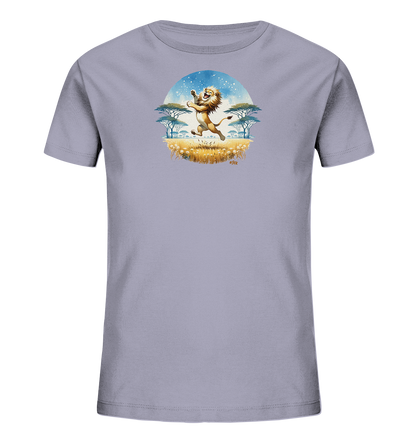 Onlineshop Shirts fuer Kinder - Das Bild zeigt ein hellgraues T-Shirt mit einem farbenfrohen Motiv eines springenden Loewen in der Savanne. Der froehliche Loewe wird von Baeumen, Gras und einem sternenklaren Himmel umrahmt. Die Szene ist in einem kreisfoermigen Design auf der Vorderseite des Shirts platziert. Dieses Design verleiht dem Shirt einen wilden und gleichzeitig niedlichen Charakter.