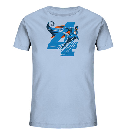 Onlineshop Shirts fuer Kinder - Das Bild zeigt ein hellblaues Kinder-T-Shirt mit einer markanten Grafik auf der Vorderseite. Im Zentrum steht eine grosse, stilisierte Zahl '4' in Blautoenen. Eine dynamische Superheldenfigur mit blauem Anzug und Umhang springt darueber hinweg. Das Design ist farbenfroh mit orangefarbenen Details und vermittelt einen Eindruck von Geschwindigkeit und Action.
