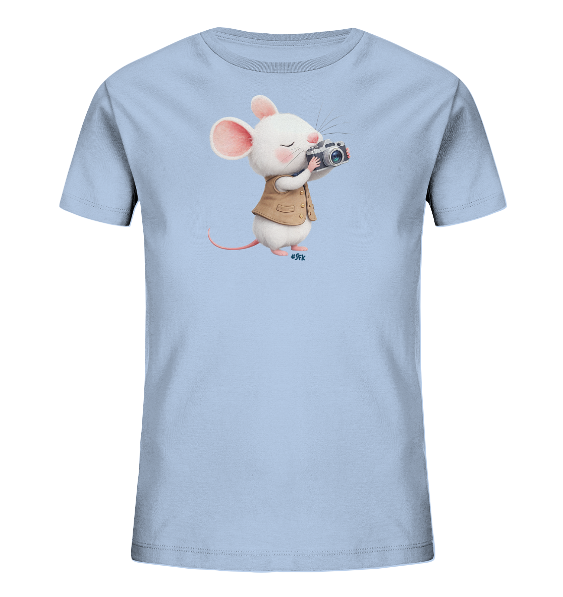 Onlineshop Shirts fuer Kinder - Das Bild zeigt ein hellblaues Kinder-T-Shirt mit einer niedlichen, weissen Maus als Motiv. Die Maus traegt eine braune Weste und haelt eine Vintage-Kamera, als wuerde sie ein Foto aufnehmen. Ihr Gesichtsausdruck mit geschlossenen Augen wirkt konzentriert und zufrieden. Das Design verleiht dem Shirt einen verspielten und einzigartigen Charme.
