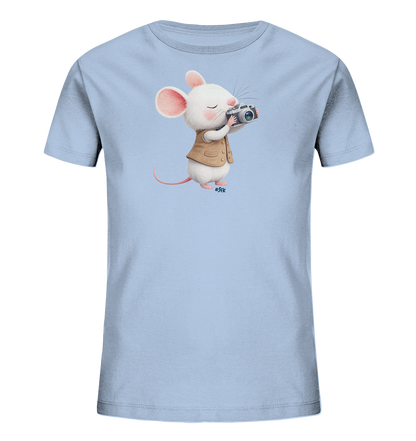 Onlineshop Shirts fuer Kinder - Das Bild zeigt ein hellblaues Kinder-T-Shirt mit einer niedlichen, weissen Maus als Motiv. Die Maus traegt eine braune Weste und haelt eine Vintage-Kamera, als wuerde sie ein Foto aufnehmen. Ihr Gesichtsausdruck mit geschlossenen Augen wirkt konzentriert und zufrieden. Das Design verleiht dem Shirt einen verspielten und einzigartigen Charme.