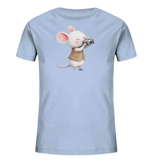 Onlineshop Shirts fuer Kinder - Das Bild zeigt ein hellblaues Kinder-T-Shirt mit einer niedlichen, weissen Maus als Motiv. Die Maus traegt eine braune Weste und haelt eine Vintage-Kamera, als wuerde sie ein Foto aufnehmen. Ihr Gesichtsausdruck mit geschlossenen Augen wirkt konzentriert und zufrieden. Das Design verleiht dem Shirt einen verspielten und einzigartigen Charme.