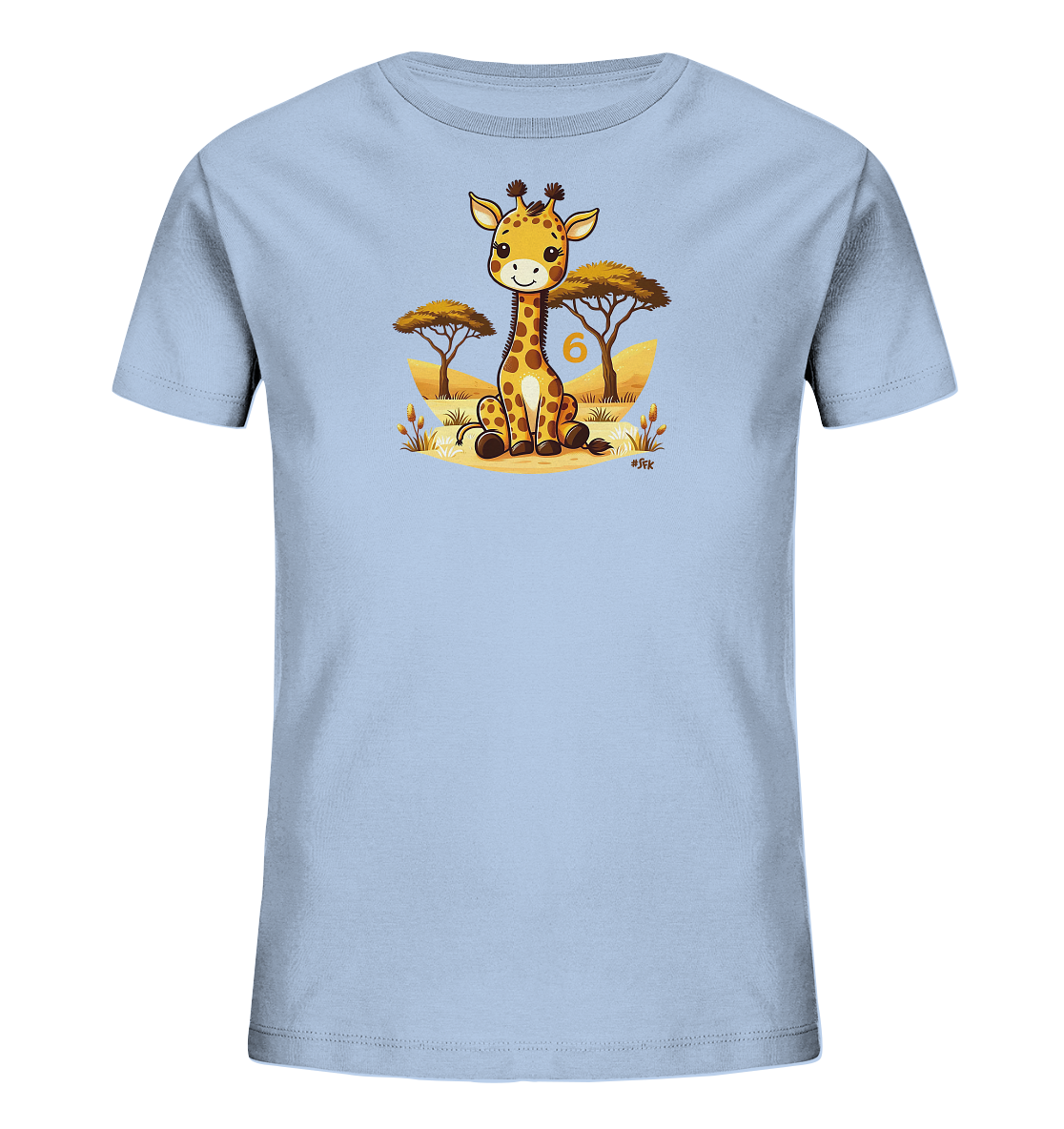 Onlineshop Shirts fuer Kinder - Das Bild zeigt ein hellblaues T-Shirt fuer Kinder mit einer niedlichen Illustration. Eine sitzende Giraffe ist in einer Savannenlandschaft mit Baeumen und Sand dargestellt. Neben der Giraffe befindet sich die Zahl '6'. Das Design ist froehlich und kinderfreundlich gestaltet.