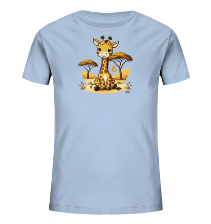 Onlineshop Shirts fuer Kinder - Das Bild zeigt ein hellblaues T-Shirt fuer Kinder mit einer niedlichen Illustration. Eine sitzende Giraffe ist in einer Savannenlandschaft mit Baeumen und Sand dargestellt. Neben der Giraffe befindet sich die Zahl '6'. Das Design ist froehlich und kinderfreundlich gestaltet.