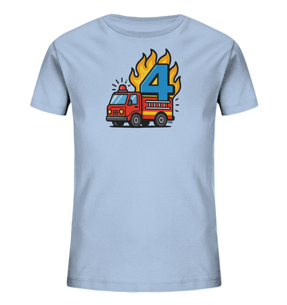Onlineshop Shirts fuer Kinder - Dieses hellblaue Kinder-T-Shirt zeigt einen farbenfrohen Aufdruck auf der Vorderseite. Das Design zeigt ein niedliches, rotes Feuerwehrauto mit Blaulicht. Hinter dem Fahrzeug ist eine grosse, blaue Zahl 4 platziert. Stilisierte orange und gelbe Flammen umgeben die Zahl, was dem Motiv eine dynamische Wirkung verleiht.