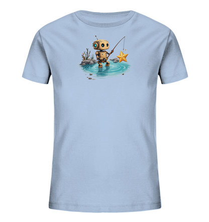 Onlineshop Shirts für Kinder - Das Bild zeigt ein hellblaues T-Shirt für Kinder, auf dem eine Illustration abgebildet ist. Das Motiv stellt einen kleinen, goldenen Roboter dar, der in einer Pfütze steht und angelt. An seiner Angelrute hängt ein großer, glänzender goldener Stern, der gerade aus dem Wasser gezogen wird. Die Szene wird von einigen Felsen und trockenen Pflanzen im Hintergrund ergänzt, was dem Design eine fantasievolle Note verleiht.