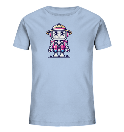 Onlineshop Shirts für Kinder - Das Bild zeigt ein hellblaues Kinder-T-Shirt mit einer detaillierten und freundlichen Roboter-Illustration auf der Vorderseite. Der Roboter trägt einen gelben Hut mit rotem Band und eine pinkfarbene Weste oder Rucksack. Er hält ein Fernglas und hat ein lächelndes Gesicht mit großen Augen, was ihm einen neugierigen Ausdruck verleiht. Die Illustration ist in einem klaren, cartoonartigen Stil gehalten, der auf dem hellen Stoff gut zur Geltung kommt.