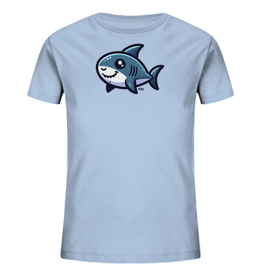 Onlineshop Shirts fuer Kinder - Das Bild zeigt ein hellblaues T-Shirt fuer Kinder. Auf der Vorderseite befindet sich eine niedliche Illustration eines Cartoon-Hais. Der Hai ist dunkelblau mit helleren Akzenten und hat grosse, freundliche Augen sowie ein Laecheln. Das Design wirkt verspielt und ansprechend.