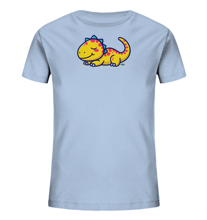 Onlineshop Shirts fuer Kinder - Das Bild zeigt ein hellblaues T-Shirt fuer Kinder. Auf der Vorderseite ist eine niedliche, gelbe Comic-Dinosaurierfigur abgebildet, die sich entspannt hinlegt. Der Dinosaurier hat rosa Tupfen, blaue Zacken auf dem Ruecken und ein sanftes Laecheln. Dieses Motiv verleiht dem Shirt einen verspielten und beruhigenden Charakter.
