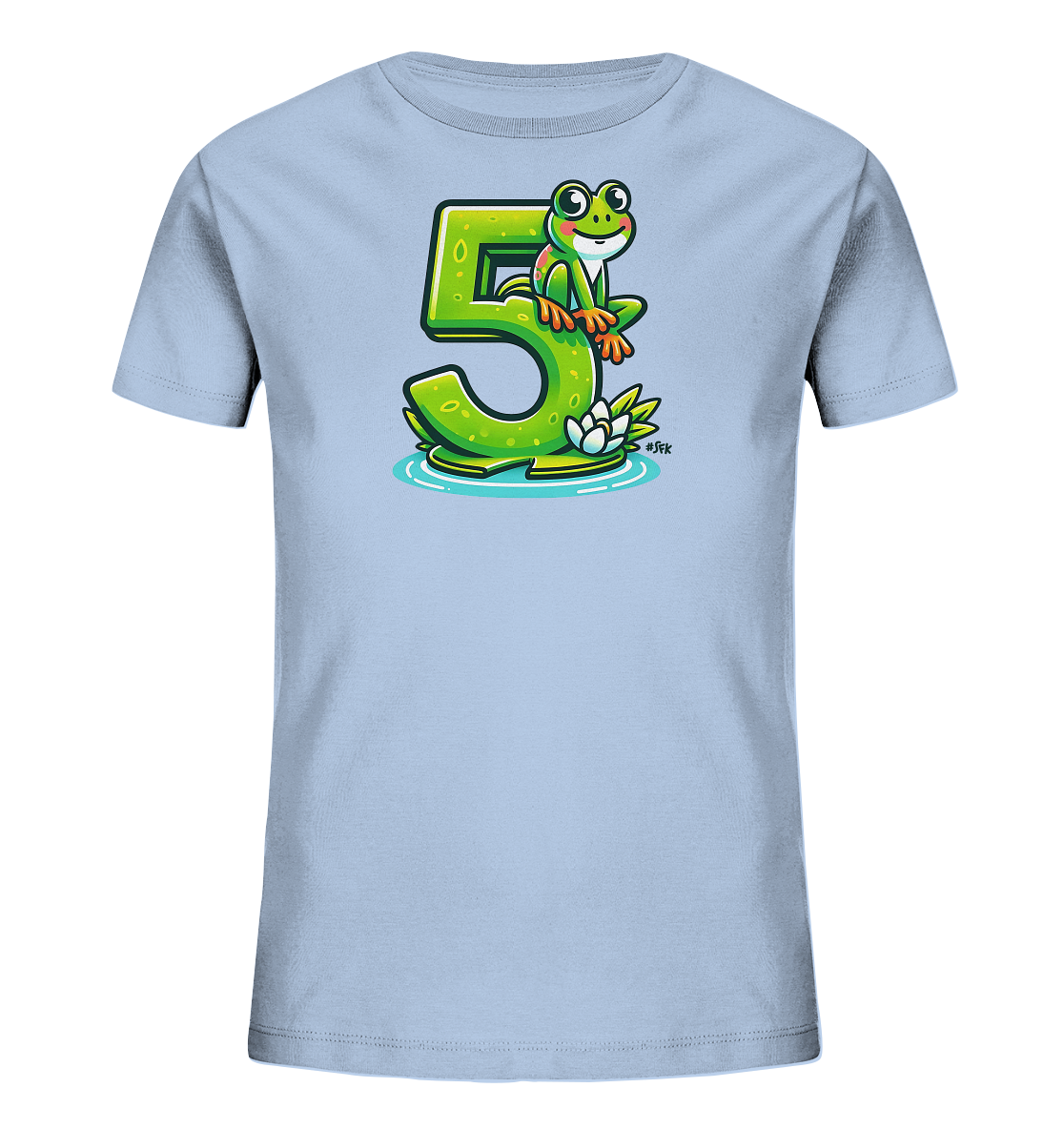 Onlineshop Shirts für Kinder - Das Bild zeigt ein hellblaues Kinder-T-Shirt mit einem farbenfrohen Aufdruck. Im Zentrum des Designs steht eine große, grüne Zahl "5". Oben auf der "5" sitzt ein freundlicher Cartoon-Frosch. Das Motiv wird durch Wasserwellen und eine Seerose ergänzt und wirkt sehr verspielt und fröhlich.