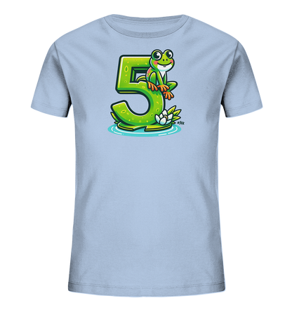 Onlineshop Shirts für Kinder - Das Bild zeigt ein hellblaues Kinder-T-Shirt mit einem farbenfrohen Aufdruck. Im Zentrum des Designs steht eine große, grüne Zahl "5". Oben auf der "5" sitzt ein freundlicher Cartoon-Frosch. Das Motiv wird durch Wasserwellen und eine Seerose ergänzt und wirkt sehr verspielt und fröhlich.
