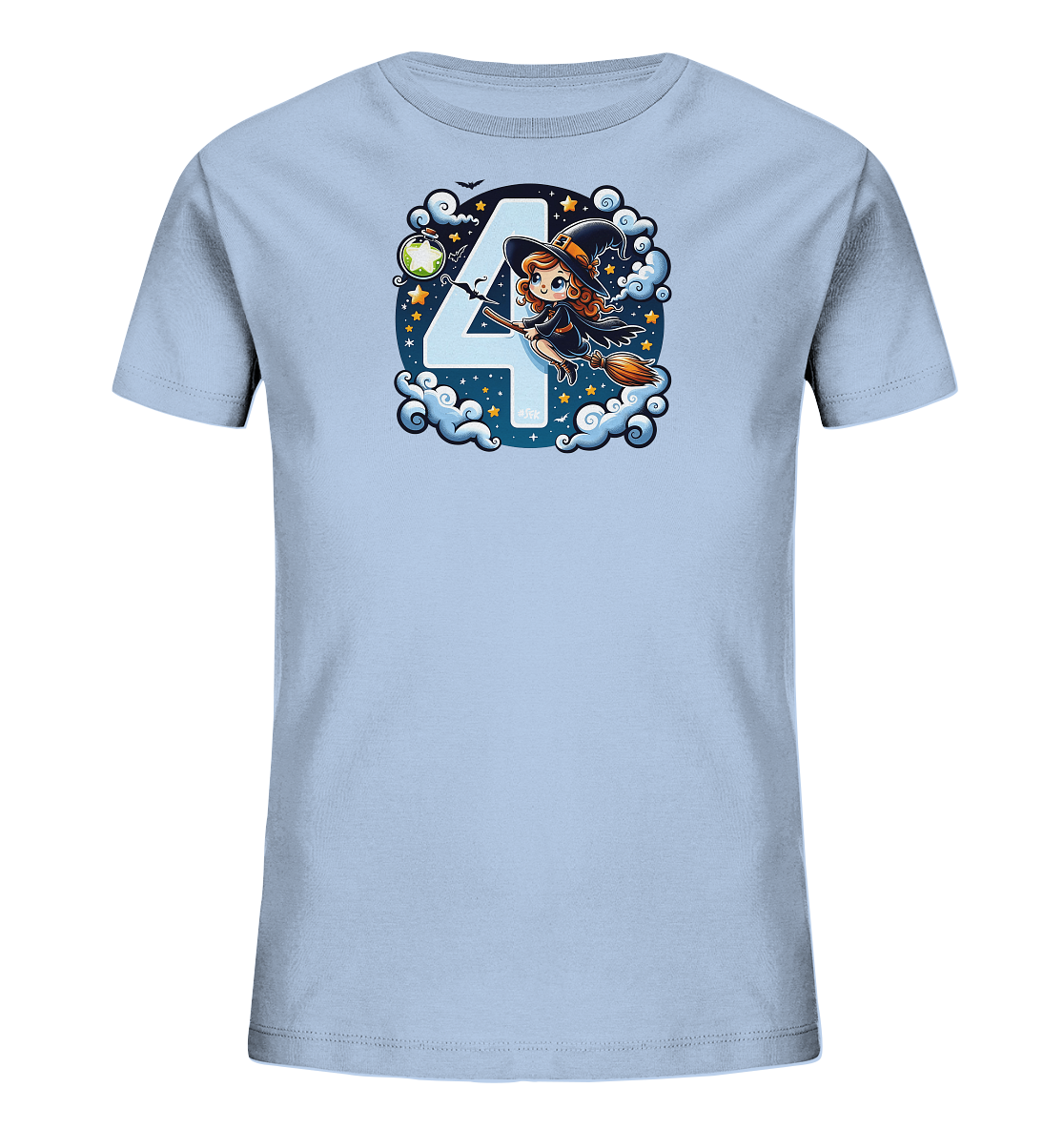 Onlineshop Shirts fuer Kinder - Das Bild zeigt ein hellblaues T-Shirt mit einem farbenfrohen Motiv einer fliegenden Hexe. Die Hexe mit schwarzem Hut reitet auf einem Besen neben einer grossen hellblauen Zahl Vier. Das Design ist von Wolken, Sternen, einem Mond und Fledermaeusen umgeben, was eine magische Szene darstellt. Dieses verspielte Motiv ist ansprechend fuer Kinder.