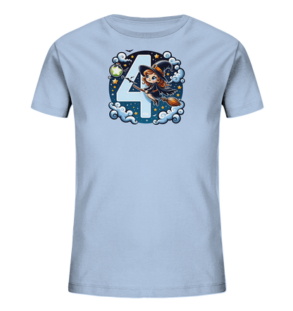 Onlineshop Shirts fuer Kinder - Das Bild zeigt ein hellblaues T-Shirt mit einem farbenfrohen Motiv einer fliegenden Hexe. Die Hexe mit schwarzem Hut reitet auf einem Besen neben einer grossen hellblauen Zahl Vier. Das Design ist von Wolken, Sternen, einem Mond und Fledermaeusen umgeben, was eine magische Szene darstellt. Dieses verspielte Motiv ist ansprechend fuer Kinder.
