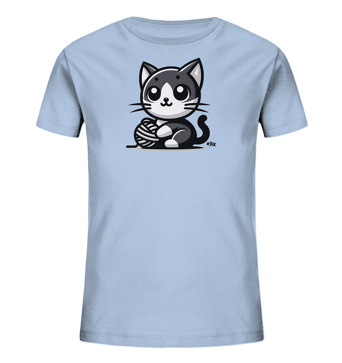 Onlineshop Shirts fuer Kinder - Das Bild zeigt ein hellblaues Kinder-T-Shirt mit einer Illustration einer schwarz-weissen Cartoon-Katze. Die Katze sitzt aufrecht und spielt spielerisch mit einem Wollknaeuel. Das Design ist niedlich und ansprechend fuer Kinder.