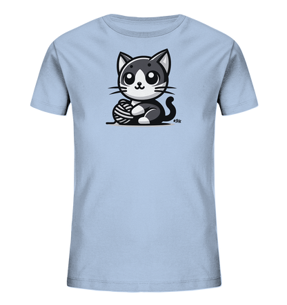 Onlineshop Shirts fuer Kinder - Das Bild zeigt ein hellblaues Kinder-T-Shirt mit einer Illustration einer schwarz-weissen Cartoon-Katze. Die Katze sitzt aufrecht und spielt spielerisch mit einem Wollknaeuel. Das Design ist niedlich und ansprechend fuer Kinder.