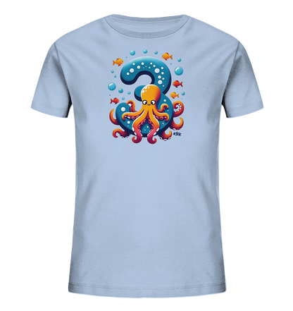 Onlineshop Shirts fuer Kinder - Das Bild zeigt ein hellblaues Kinder-T-Shirt mit einem grossen, blauen Nummer-3-Motiv auf der Vorderseite. Ein freundlicher, orangefarbener Oktopus sitzt auf der Zahl, seine Tentakel sind um sie herum arrangiert. Kleine orangefarbene Fische und Blasen umgeben die Illustration. Das Design hat einen verspielten Wasser-Look, der fuer Kinder ansprechend ist.