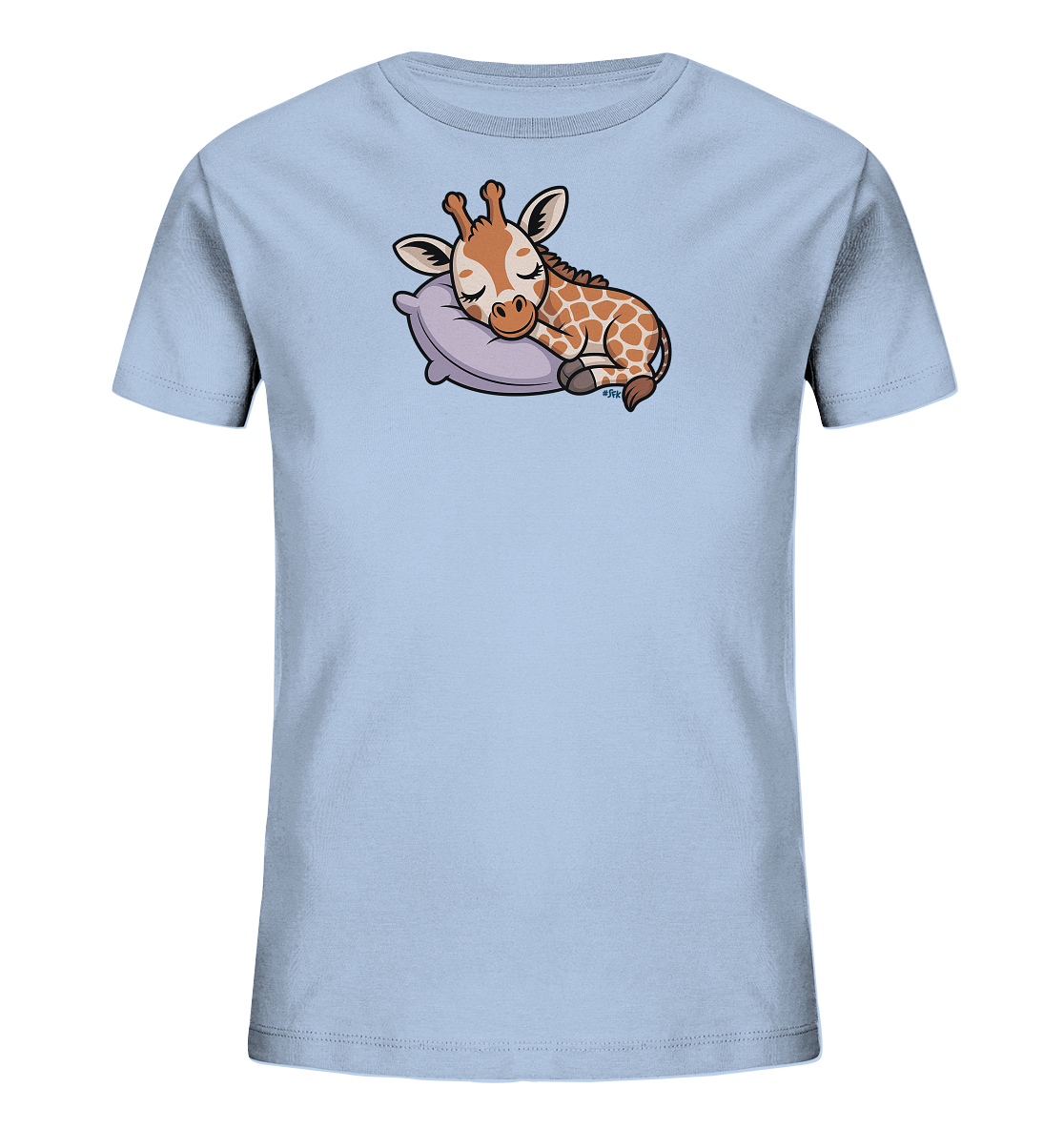 Onlineshop Shirts fuer Kinder - Das Bild zeigt ein hellblaues Kinder-T-Shirt mit einem niedlichen Motiv einer schlafenden Baby-Giraffe. Die Giraffe liegt friedlich auf einem lilafarbenen Kissen, ihre Augen sind geschlossen. Ihr Fell weist die charakteristischen braunen und cremefarbenen Flecken auf. Das Design vermittelt einen ruhigen und sanften Eindruck.