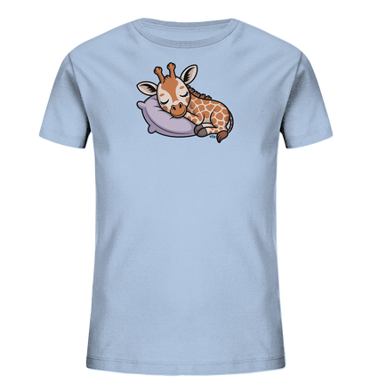 Onlineshop Shirts fuer Kinder - Das Bild zeigt ein hellblaues Kinder-T-Shirt mit einem niedlichen Motiv einer schlafenden Baby-Giraffe. Die Giraffe liegt friedlich auf einem lilafarbenen Kissen, ihre Augen sind geschlossen. Ihr Fell weist die charakteristischen braunen und cremefarbenen Flecken auf. Das Design vermittelt einen ruhigen und sanften Eindruck.